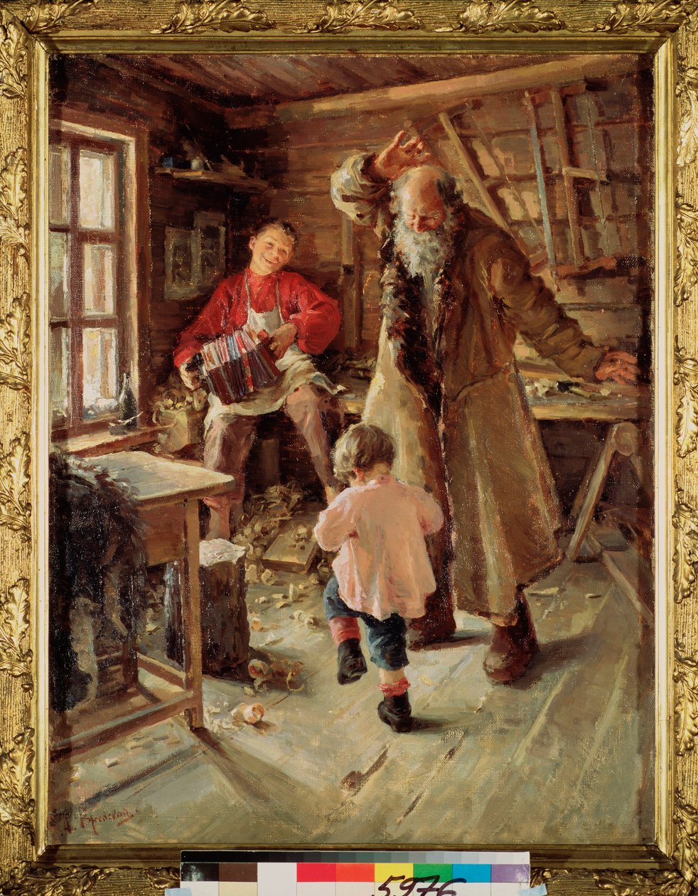A Merry Moment (I et snekkerverksted spiller en gutt trekkspill for å få en liten jente og en gammel mann til å danse) - A Merry Moment - Maleri av Antonina Leonardovna Rzhevskaya (1861-1934), olje på lerret av Antonina Leonardov Rzhevskaya