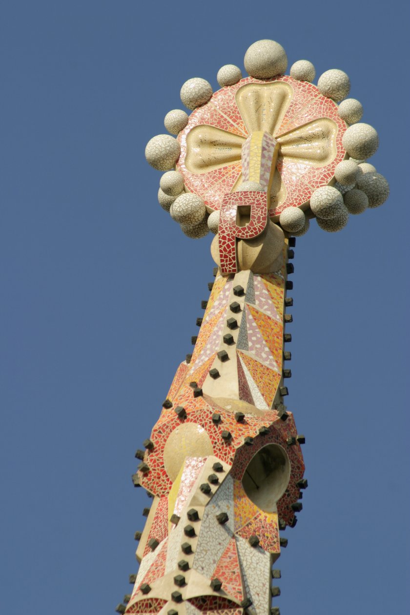 Toppen av et spir av Sagrada Familia-katedralen, startet 1882 (keramikk) av Antonio Gaudi
