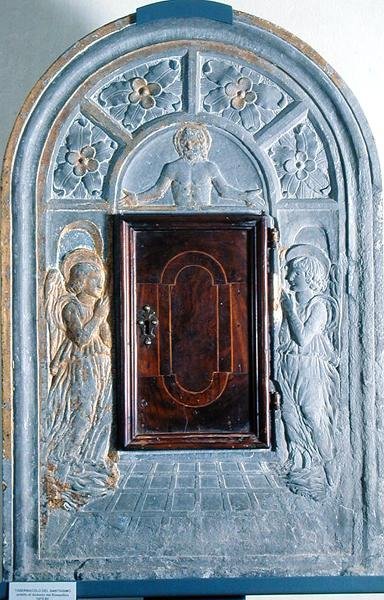 Kristus i Majestet over porten til himmelen, flankert av to engler, ca. 1470-80 (pietra arenaria) av Antonio (attr. to workshop of) Rossellino