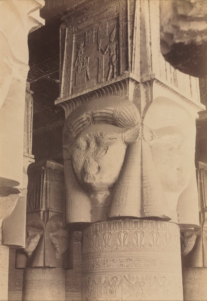 Dendera, interiøret i tempelet, Hathor Capitals, ca. 1870-1880. av Antonio Beato