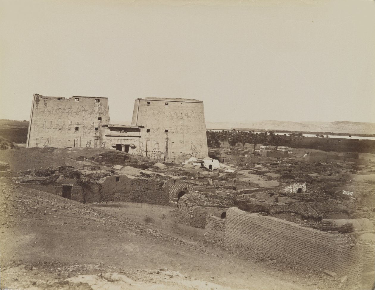 Edfu, utsikt over Pylon og Village av Antonio Beato
