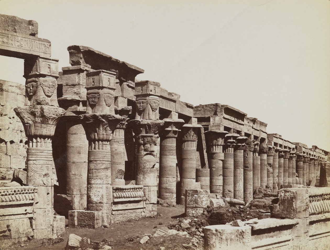 Philae, utsikt fra sørøst for West Colonnade ved Temple of Isis av Antonio Beato