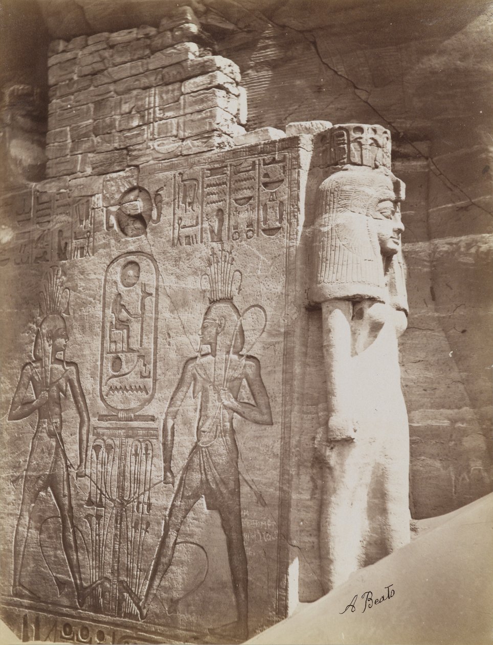 Dronning ved tempelet til Abu Simbel, visning av detaljer av tronen og dronningen under den sittende kolossen til Ramesses II på nordsiden av inngangen til det sørlige tempelet av Antonio Beato