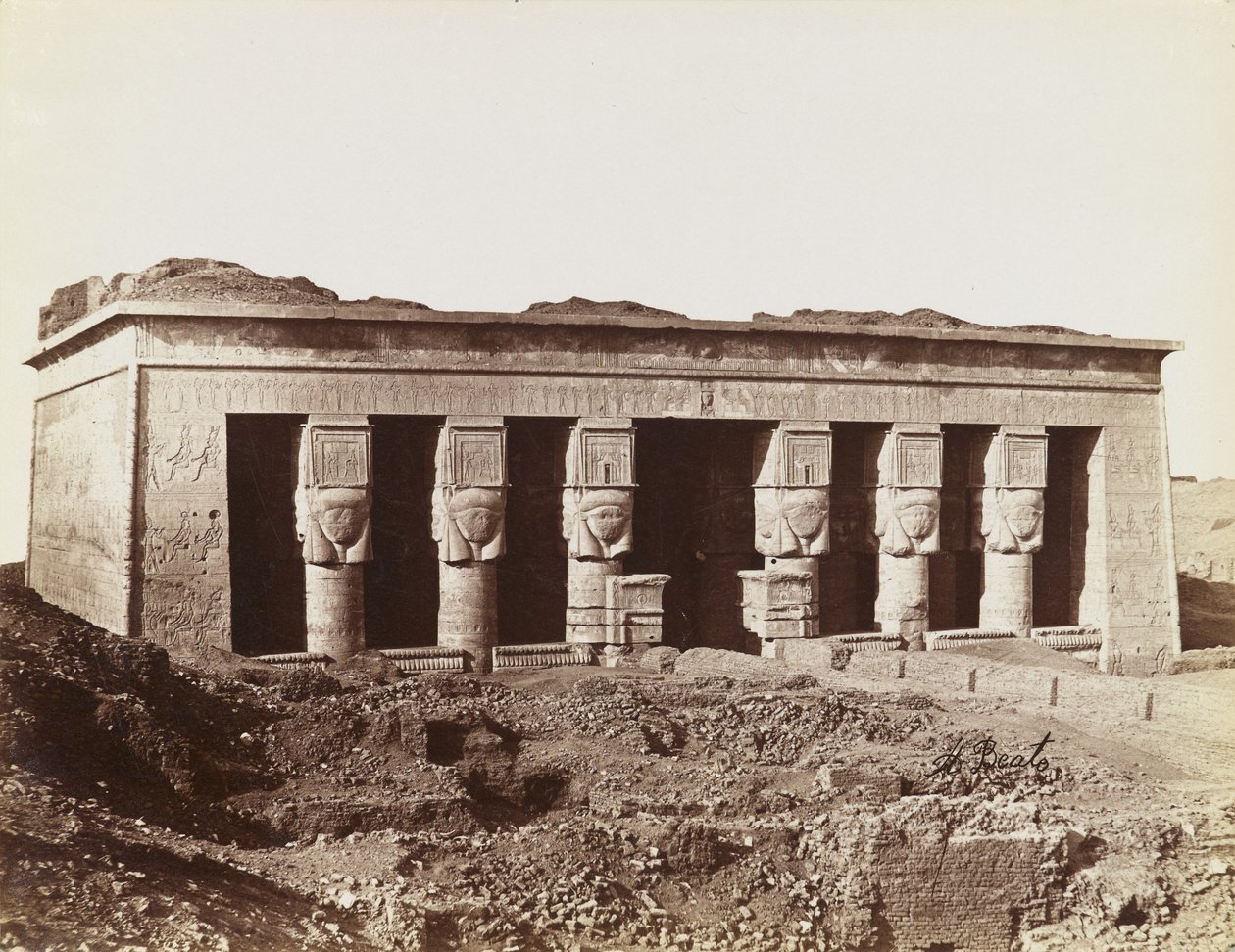 Temple of Dendera, utsikt fra nordøst av tempelets fasade av Antonio Beato