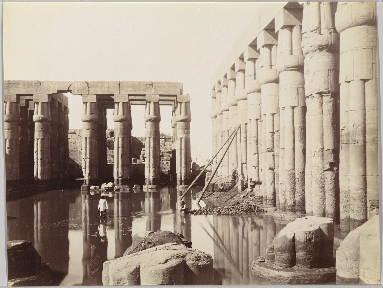 Temple of Luxor (Utsikt over domstolen til Amenhotep III) (albumin sølvfoto) av Antonio Beato