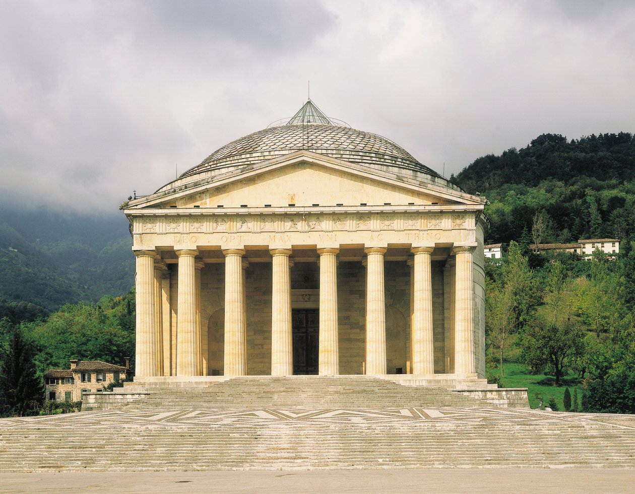 Pronaos, Canova Temple (Tempio Canoviano) eller Archpriest Church of the Holy Trinity, designet av Antonio Canova (1757-1822), Possagno, Veneto. Italia av Antonio Canova