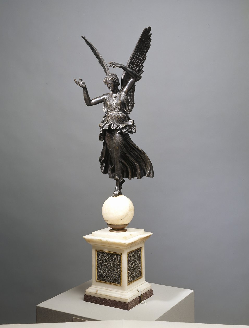 Victory, ca. 1813 (bronse og alabast) av Antonio Canova