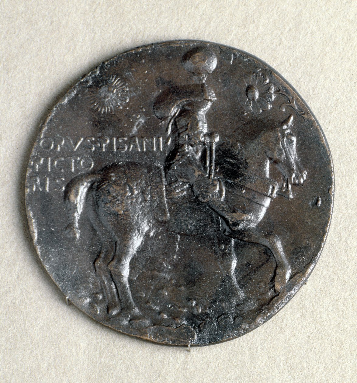 Medalje av Ludovico III Gonzaga (1414-1478), markis av Mantua. Foran: den væpnede markisen til hest, bronse, svart patina av Antonio Pisanello