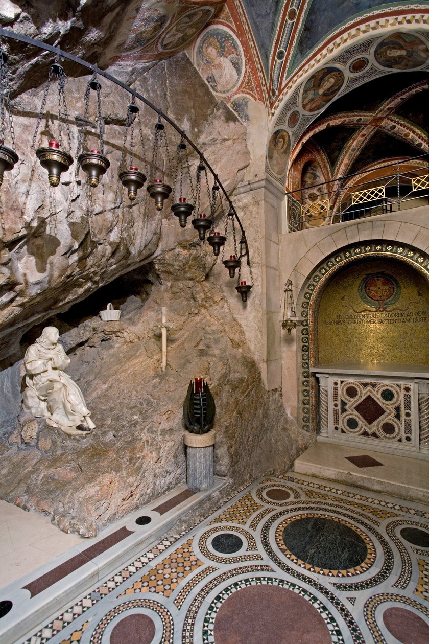 Utsikt over hulen St. Benedetto av Nursie med statue av helgenen laget av Antonio Raggi (eller Antonio Lombardo) (1624-1686). Det var i denne hulen helgenen trakk seg tilbake. 1657 klosteret Saint Benedetto (Sacro Speco), Subiaco (Roma), Italia av Antonio Raggi