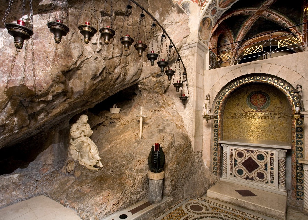 Utsikt over St. Benedetto-hulen med statue av helgenen laget av Antonio Raggi (eller Antonio Lombardo) (1624-1686). Det var i denne hulen helgenen trakk seg tilbake. 1657 klosteret Saint Benedetto (Sacro Speco), Subiaco (Roma), Italia av Antonio Raggi