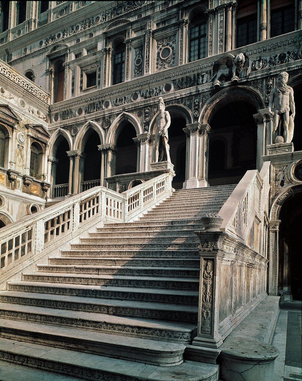 Utsikt over Scala dei Giganti (geantenes trapp) som fører til inngangen til hertugpalasset (palazzo ducale) laget av Antonio Rizzo (1430-1499) 1483-1491 Venezia av Antonio Rizzo