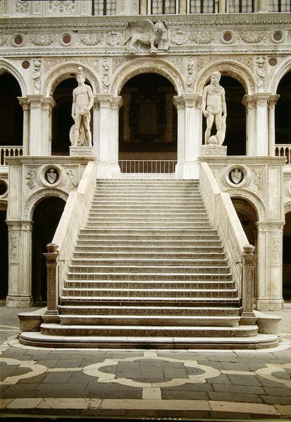 Utsikt over Scala dei Giganti, designet av Antonio Rizzo med statuer av Mars og Neptun av Jacopo Sansovino (1486-1570) av Antonio Rizzo