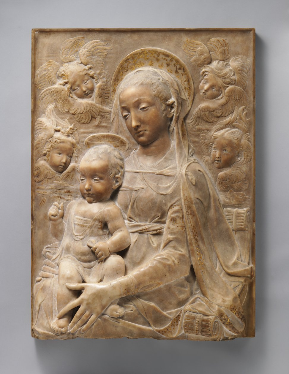 Madonna og barn med engler, ca. 1455-60 (marmor med forgylt detalj) av Antonio Rossellino