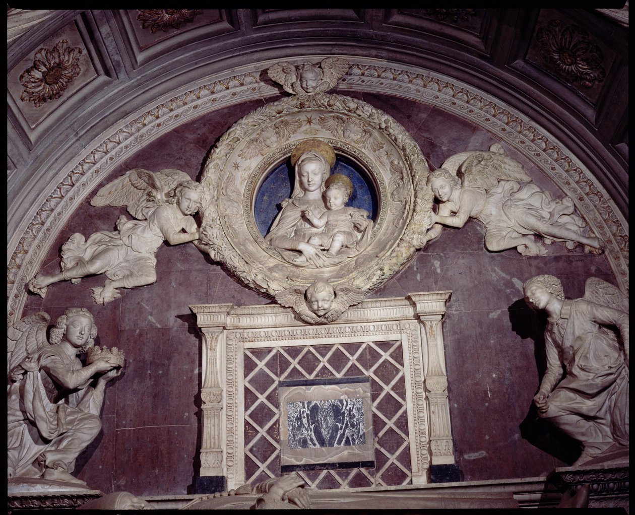 Graven til kardinalen av Portugal, detalj av den øvre runden til Jomfruen og barnet, 1460-6 marmordetalj av 97657 av Antonio Rossellino