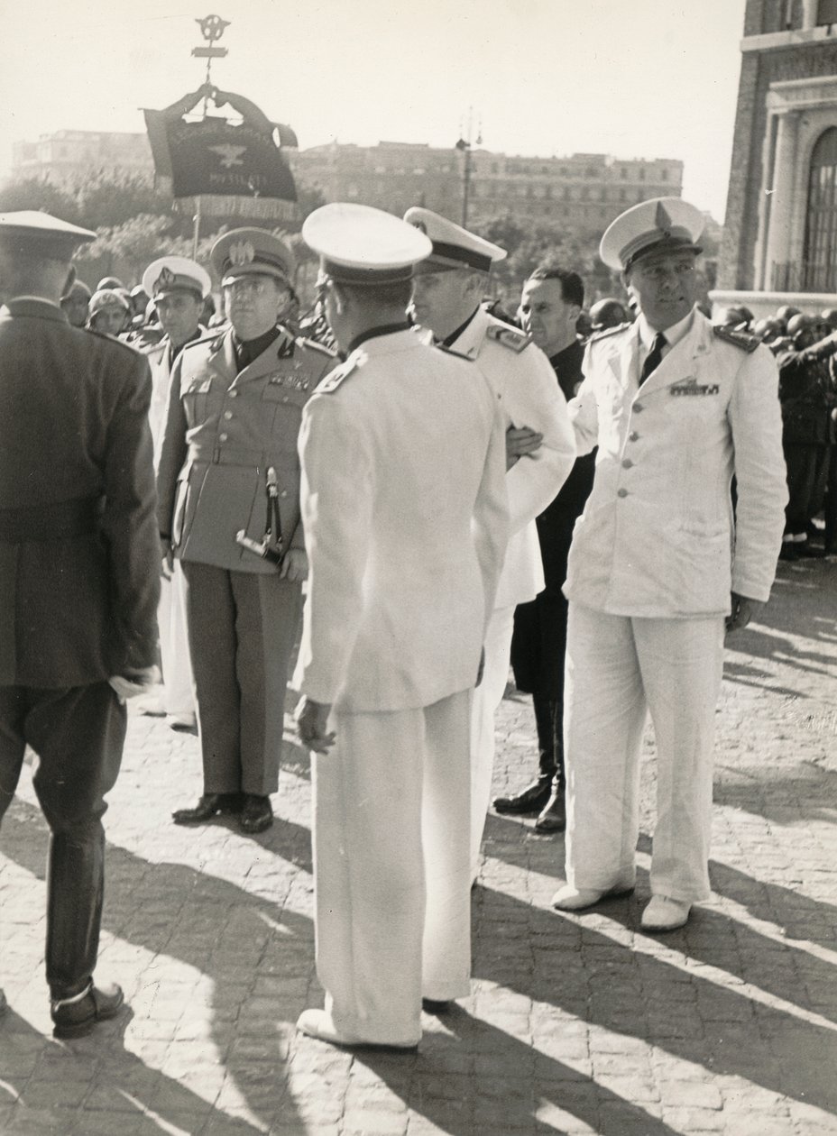 Album "MVSN- Blackshirts": Carlo Delcroix slutten av krigen og gullmedaljen i hvit uniform fra "Corporal of Honour" fra MVSN (s/hv-bilde) av Antonio Savio