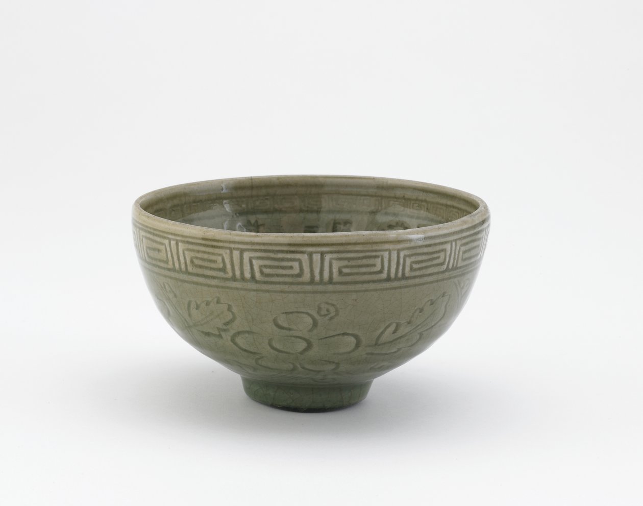 Serveringsskål i stil med Longquan ware, serveringsskål (hachi), tidlig på 1800-tallet (steintøy med celadon-glasur) av Aoki (attr. to) Mokubei