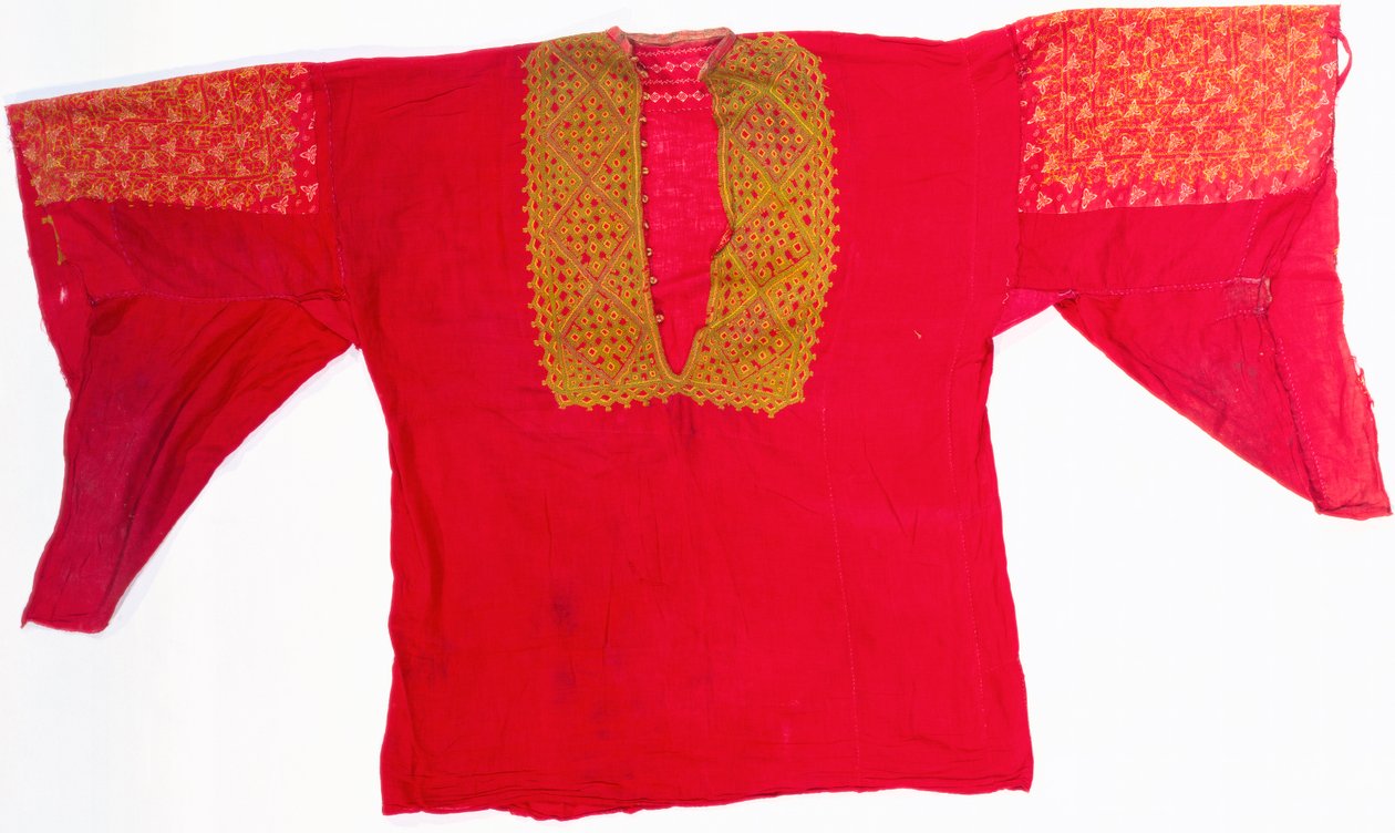 En brodert kjole av rød muslin (muslin) av Arabic School