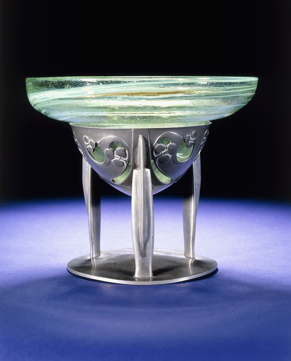 En Liberty Tudric tinnskål med James Couper & Sons Clutha glassforing, ca. 1902-05 (tinn, glass) av Archibald Knox