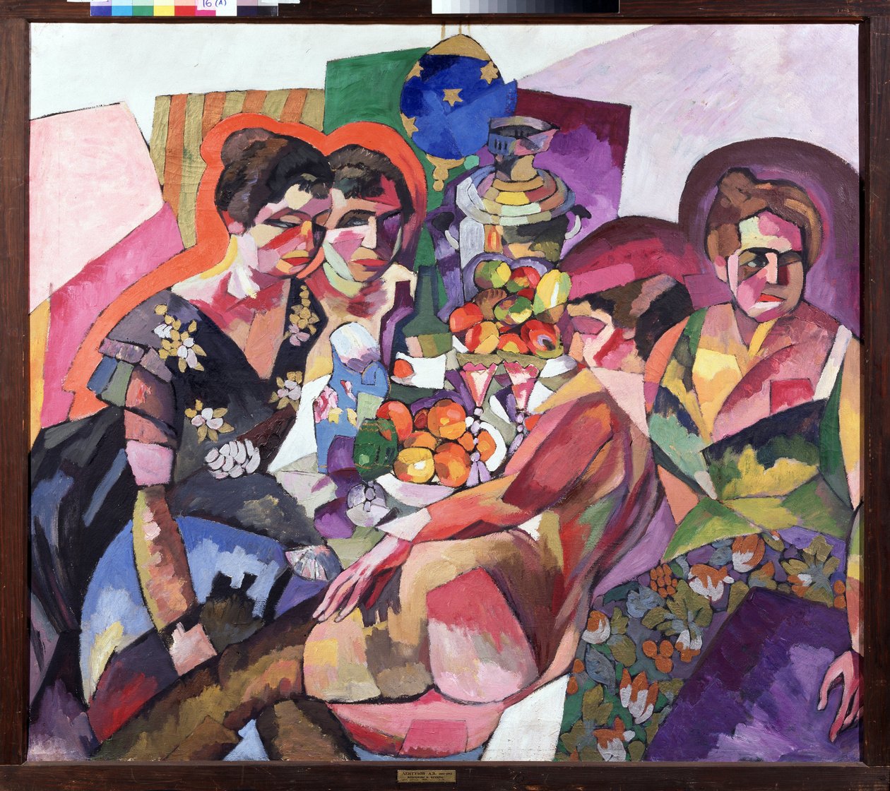 Kvinner og frukt. Tre kvinner i blomsterkjoler omgir fruktskåler, en samovar, en flaske, en kanne og en liggende naken kvinne. Maleri av Aristarkh Vasilyevich Lentulov (Lentulov) (1882-1943), olje på lerret av Aristarkh Vasilievic Lentulov