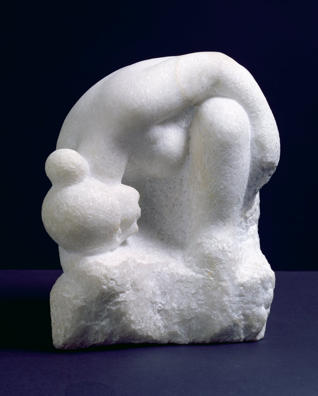 Hukende figur, ca. 1930 (begynt 1908) (marmor) av Aristide Maillol