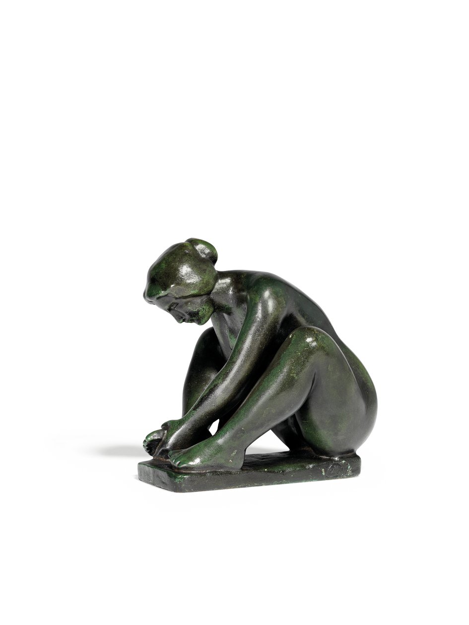 Hukende jente som holder en fot av Aristide Maillol