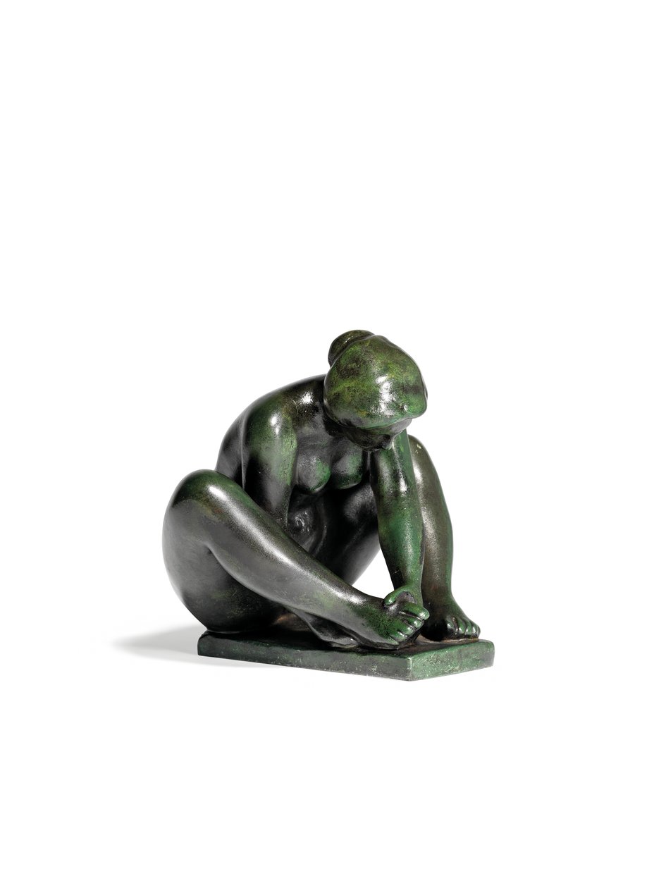 Hukende jente som holder en fot av Aristide Maillol