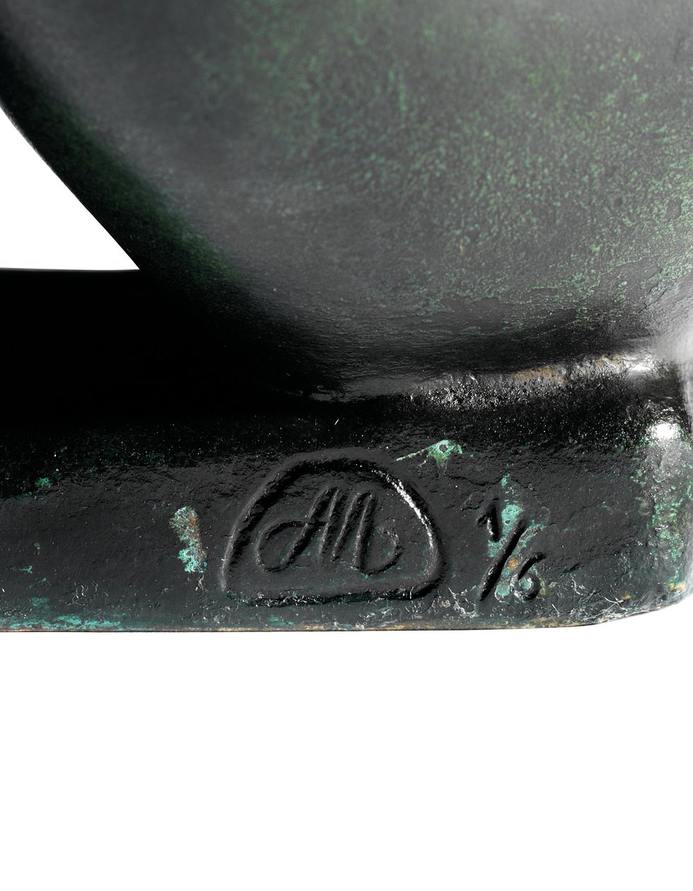 Hukende jente som holder en fot av Aristide Maillol