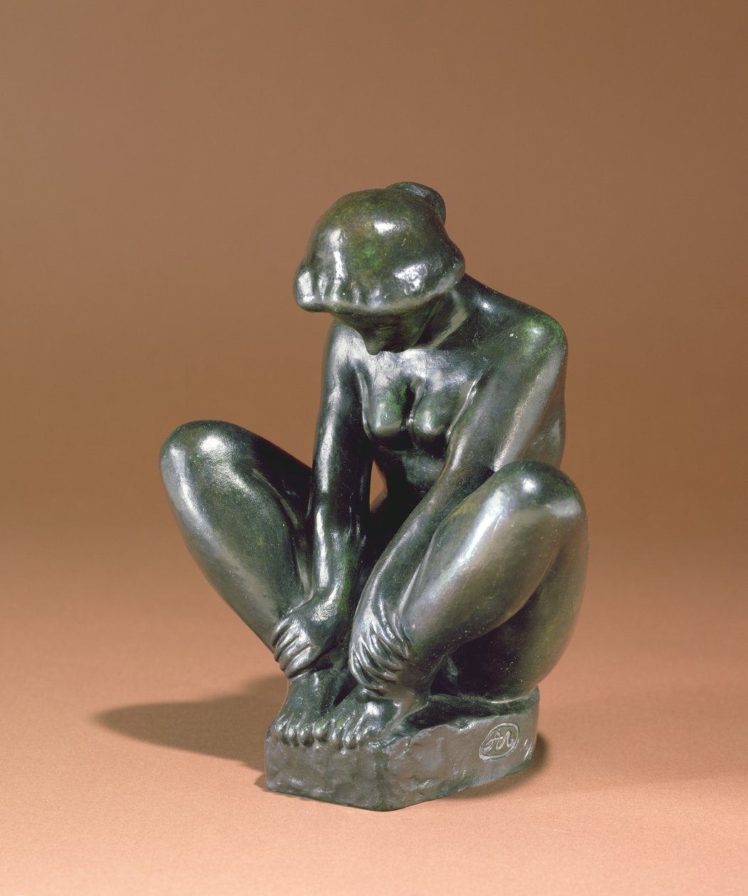 Girl Holding Both Feet, 1920 (bronse) av Aristide Maillol