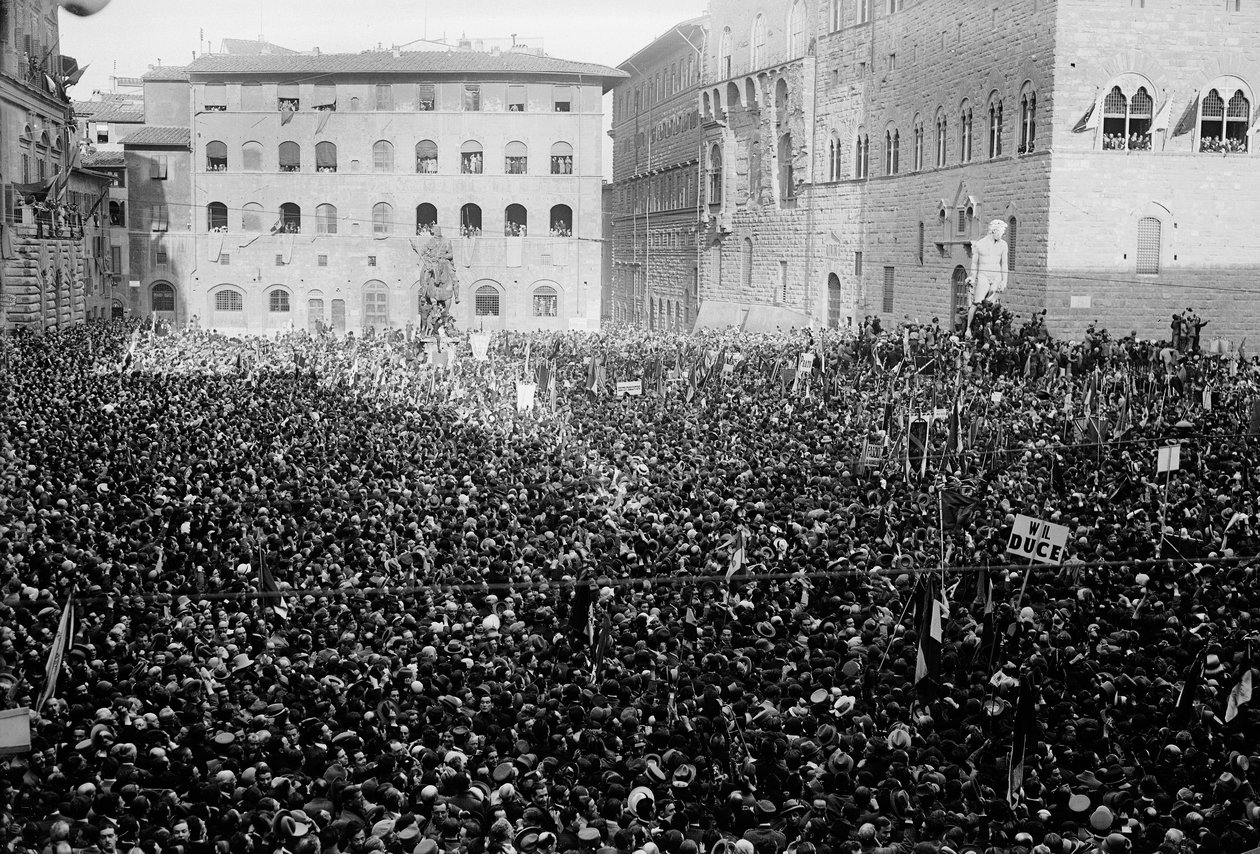 Folkemengde samlet på Piazza Signoria i anledning Hitlers og Mussolinis besøk i Firenze, 05/1938 (s/hv-bilde) av Armando Bruni