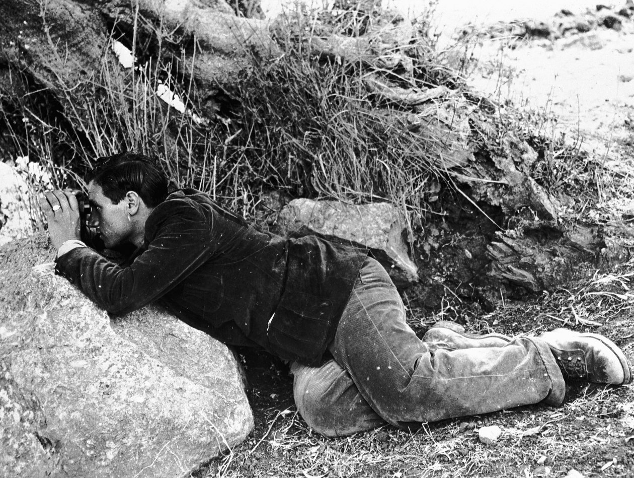 Salvatore Giuliano gjemmer seg i krattskogen, 1937 av Armando Bruni