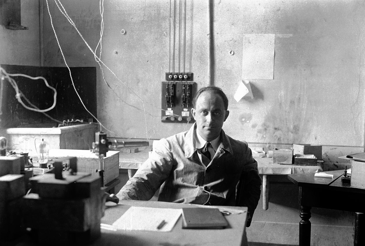 Den italienske fysikeren Enrico Fermi (1901-1954 Nobelprisen i fysikk i 1938) i laboratoriet (s/hvitt foto) av Armando Bruni