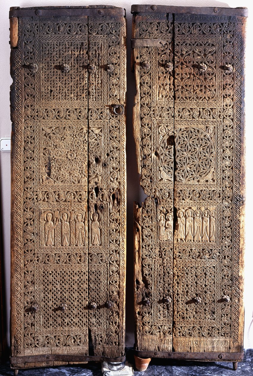 Et par utskårne armenske valnøttdører, som viser Kristus med seks apostler og hellige, 1312 av Armenian School