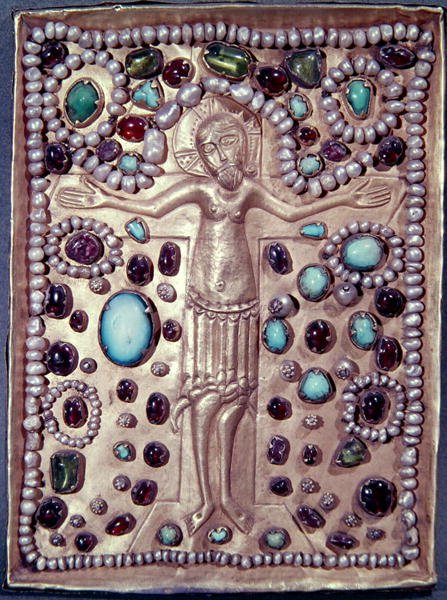 Relikvieromslag av en bibel som viser Kristus på korset (forgylt sølv med perler og edelstener) av Armenian School