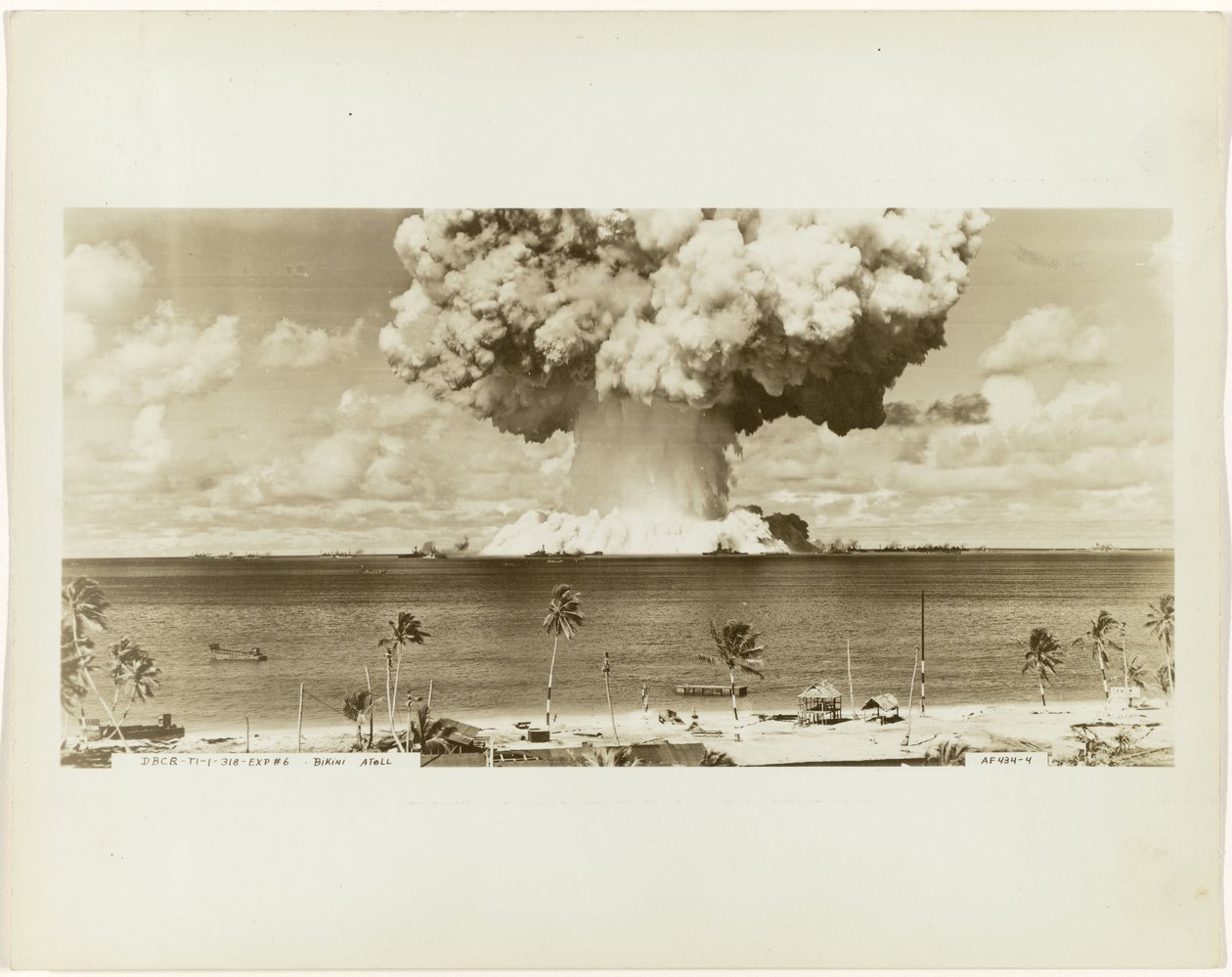 Atombombetest under operasjon Crossroads Atomic test kalt "Baker Test" under Operation Crossroads på Bikini Atoll i Sør-Stillehavet Bikinitatoll (tittel på objekt) av Army Navy Task Force One
