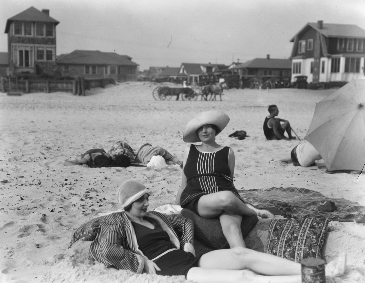 To kvinner på Long Beach, New York, 1910 av Arnold Genthe