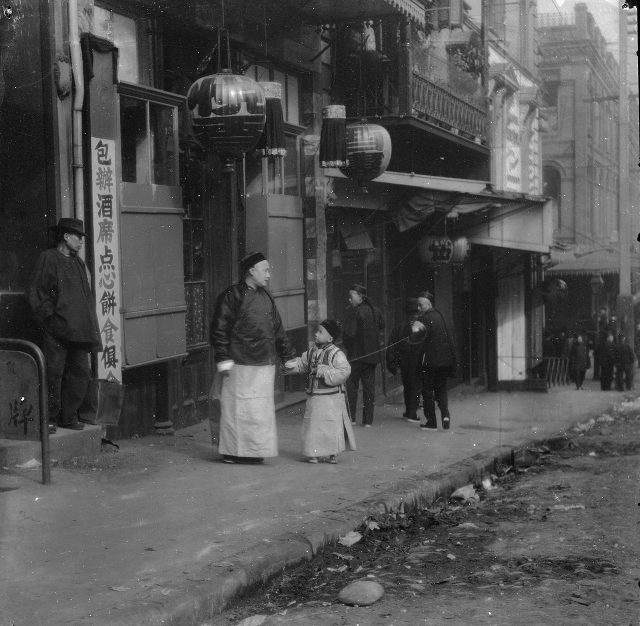 En familie fra konsulatet, Chinatown, San Francisco av Arnold Genthe