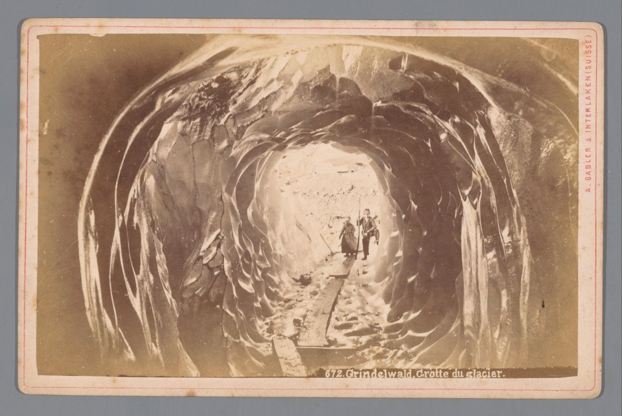 Folk i en hule på Grindelwaldbreen i Sveits Grindelwald. Cave of the Glacier (tittel på objekt) av Arthur Gabler