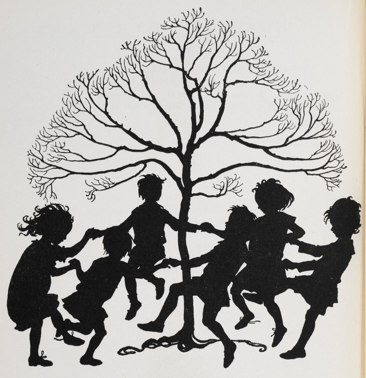 Silhuett av barn som danser rundt et tre. av Arthur Rackham