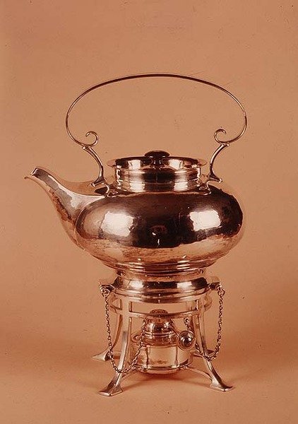 Vannkoker og spritbrenner, laget av Birmingham Guild of Handicraft, ca. 1905-10 (forsølvbelagt kobber) av Arthur Stansfield Dixon