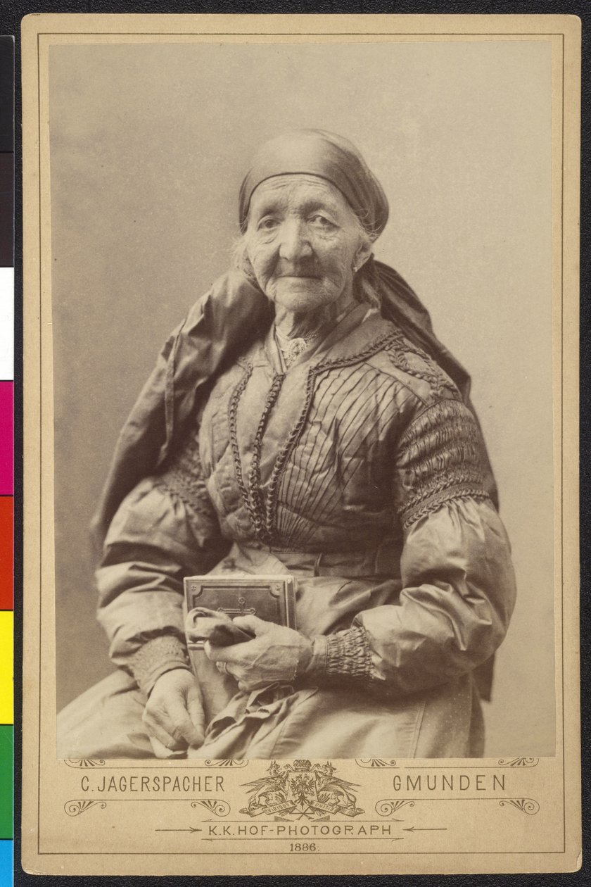 Gammel kvinne i livré - Oberösterreich av Artist Unknown