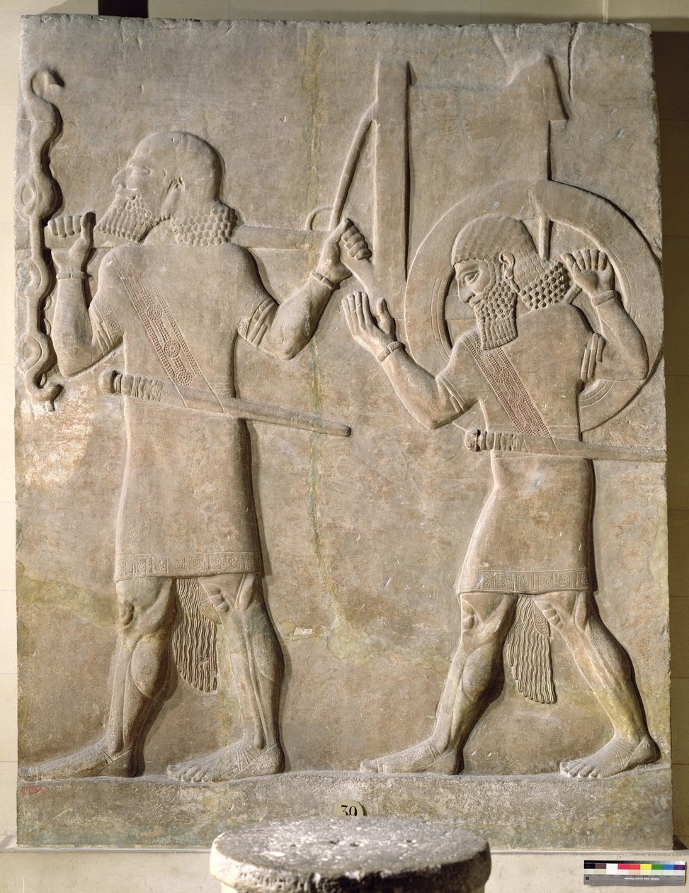 Relieff som viser to soldater som bærer kongens krigsvogn, fra Palace of Sargon II, Khorsabad, Irak (gips) av Assyrian