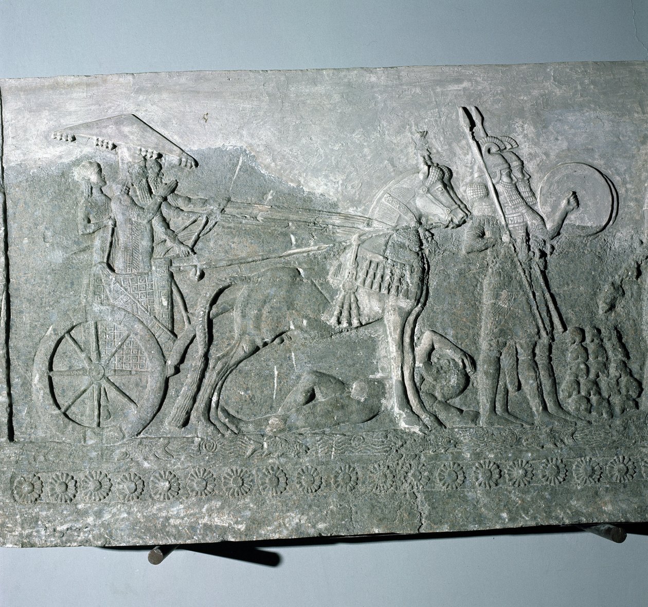 Sargon II (721-705 f.Kr.) på en kampvogn, fra Palace of Sargon II i Khorsabad, Irak av Assyrian
