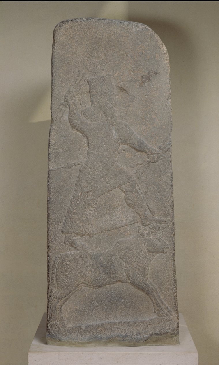 Stele som skildrer stormguden Adad som står på oksen sin og vifter med lyn, fra Ishtar-tempelet, Arslan Tash (Hadatu) 744-727 f.Kr. (basalt) av Assyrian