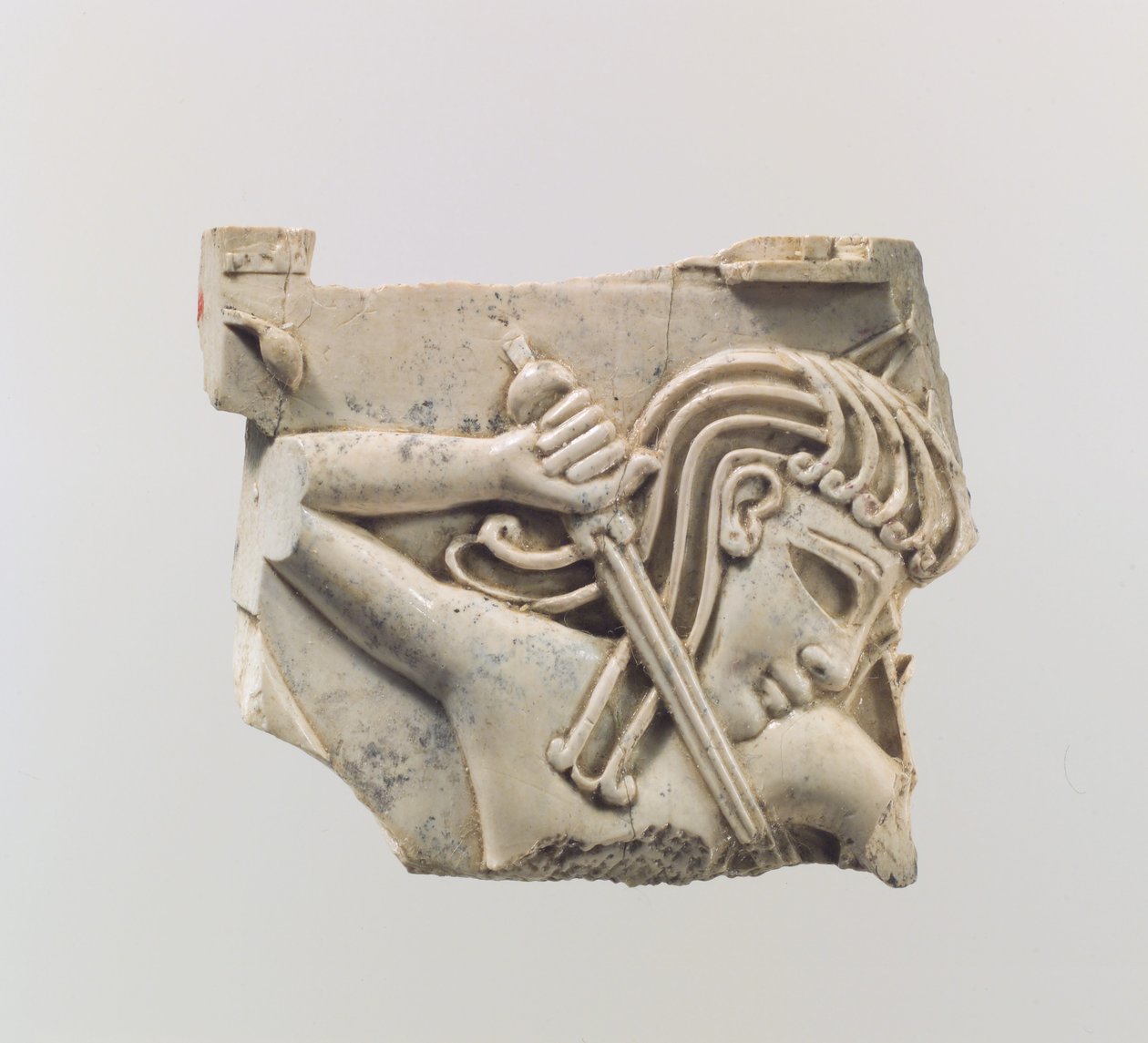 Cloisonné-møbelplakett med en figur som holder et sverd, ca. 9.–8. århundre f.Kr. (elfenben) av Assyrian