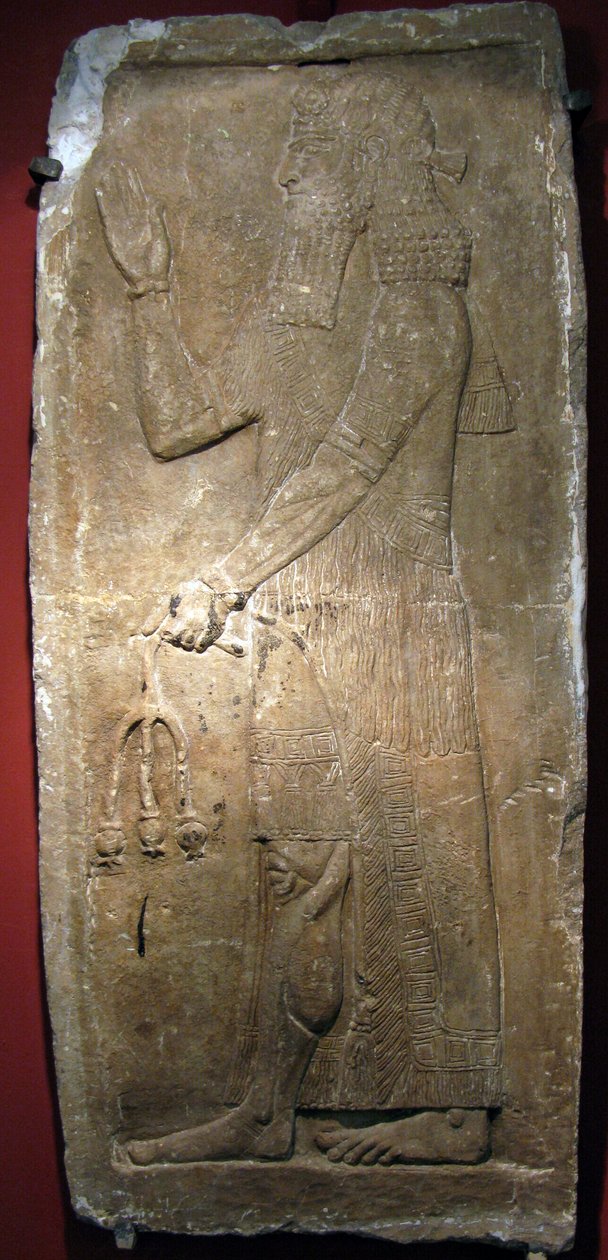 Prest som holder en granateplegren. Detalj av et kalksteinsrelieff fra festningen Sargon II (eller Sharroukin, konge av Assyria fra 722 til 705 f.Kr.) ved Dur Sharrukin (nåværende Khorsabad, Irak). Assyrisk kunst, antikken, 800-tallet f.Kr av Assyrian