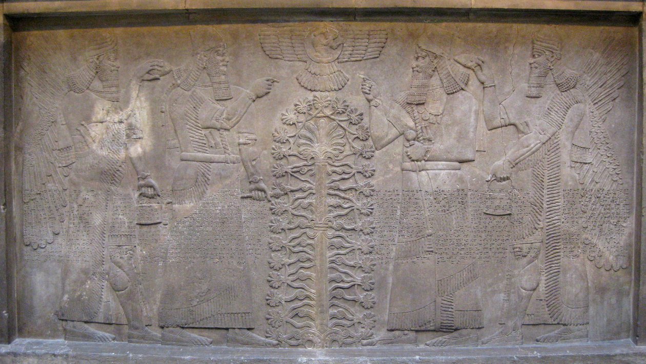 Relieff med to figurer av Ashurnasirpal, bevingede mytologiske vesener og guden Ashur, foran Livets tre, 885-860 f.Kr. av Assyrian