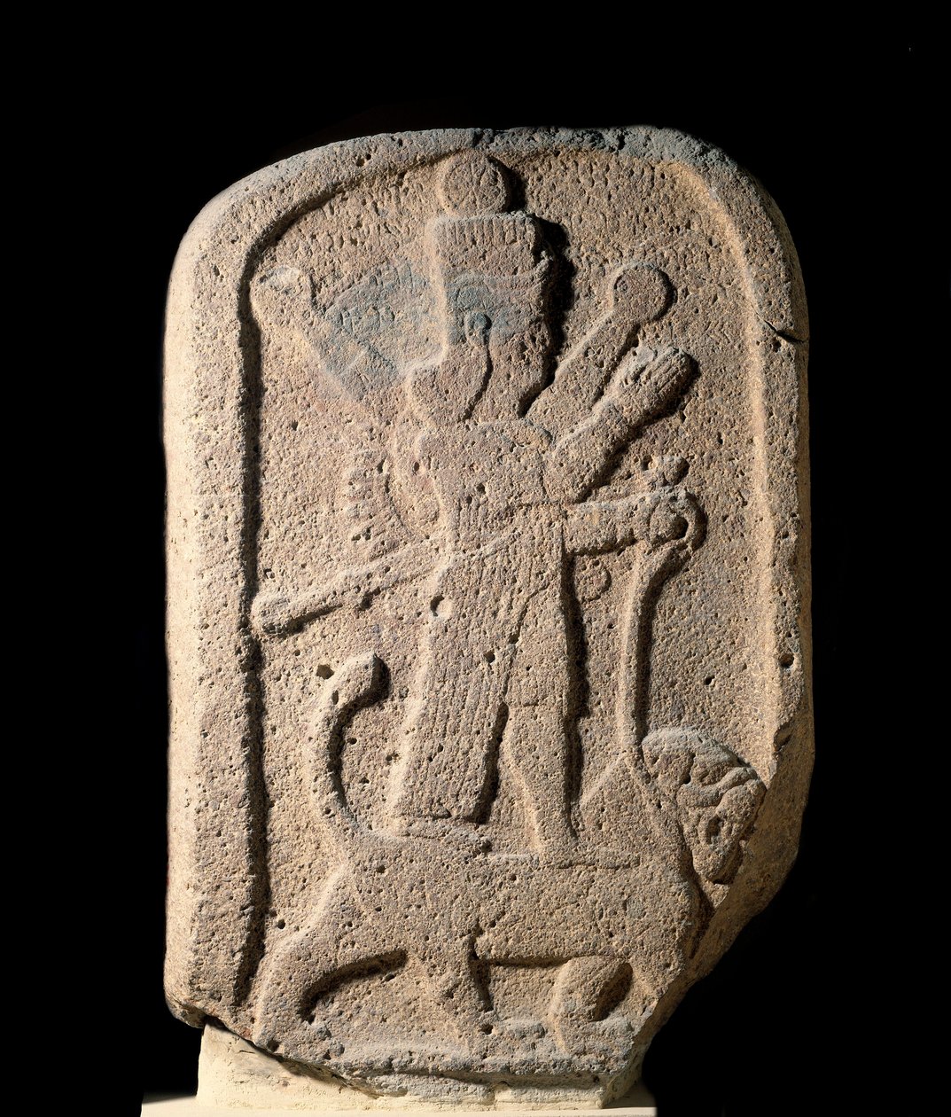 Stele som representerer gudinnen Ishtar av Arbeles som holder en løve. Basaltrelieff fra den ny-assyriske perioden (1000-612 f.Kr.) 8. århundre f.Kr. Paris, Louvre-museet av Assyrian