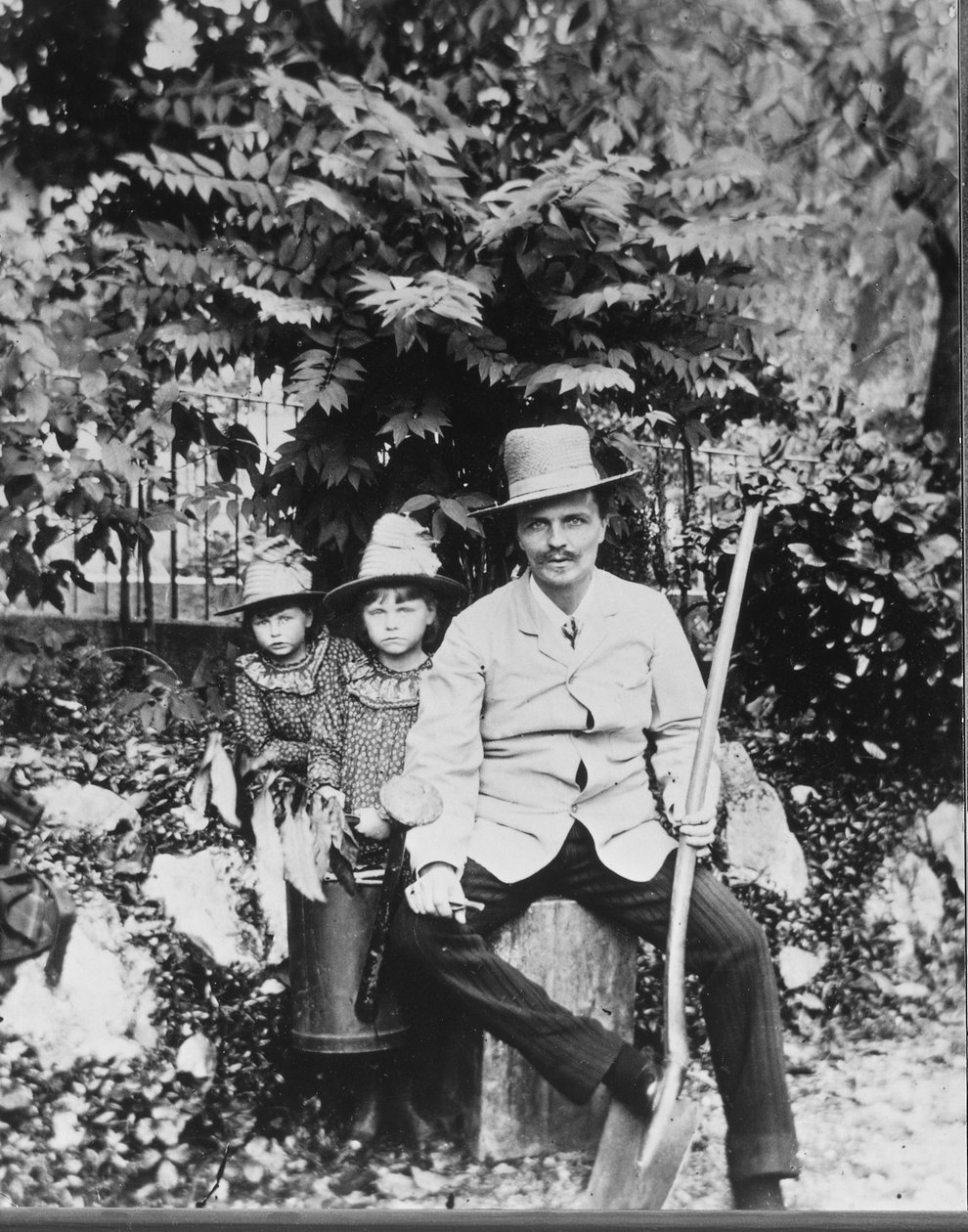 Selvportrett av August Strindberg, med sine barn på landet av August Johan Strindberg