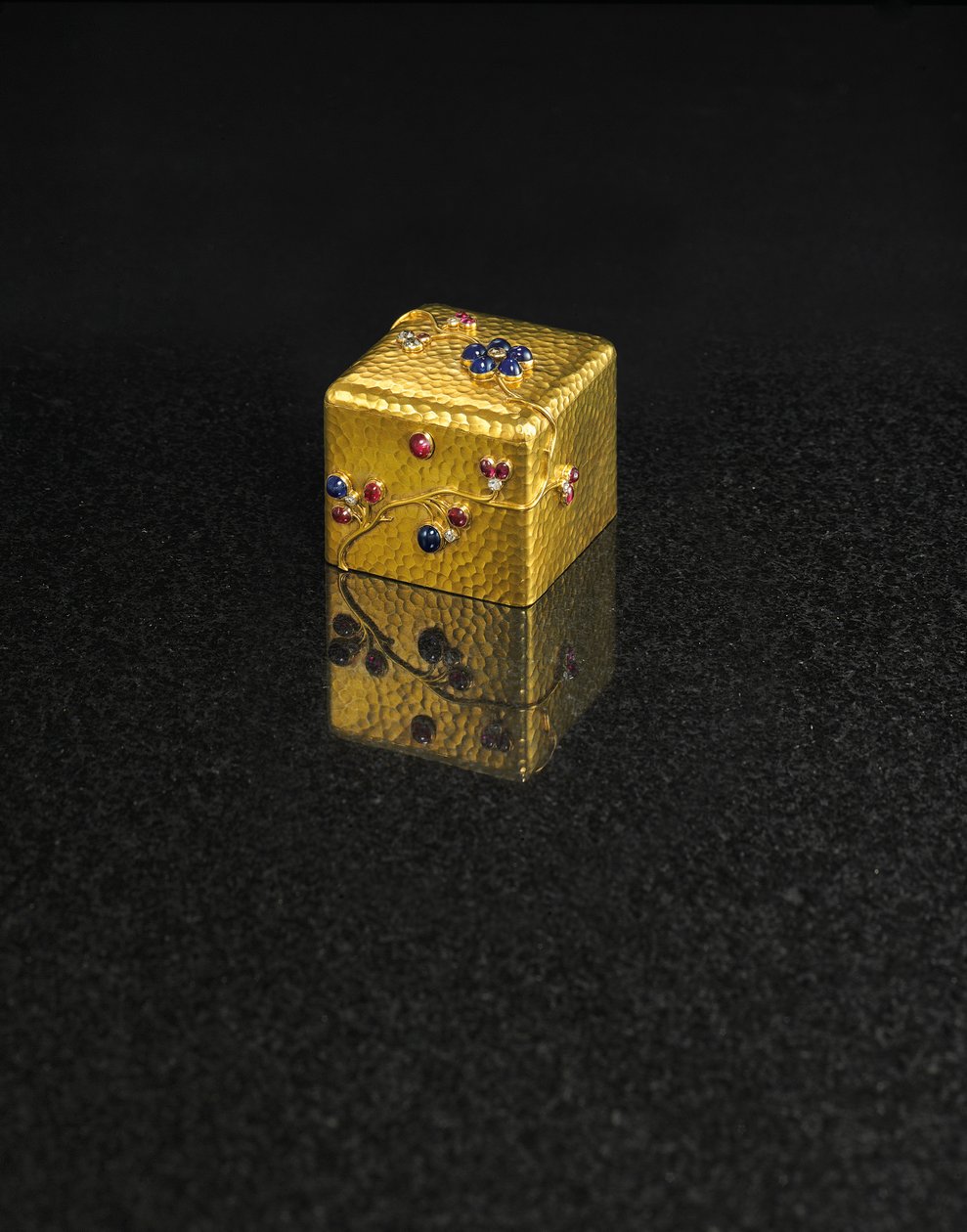 Eske, av Faberge, ca. 1890 av August Wilhelm Holmström