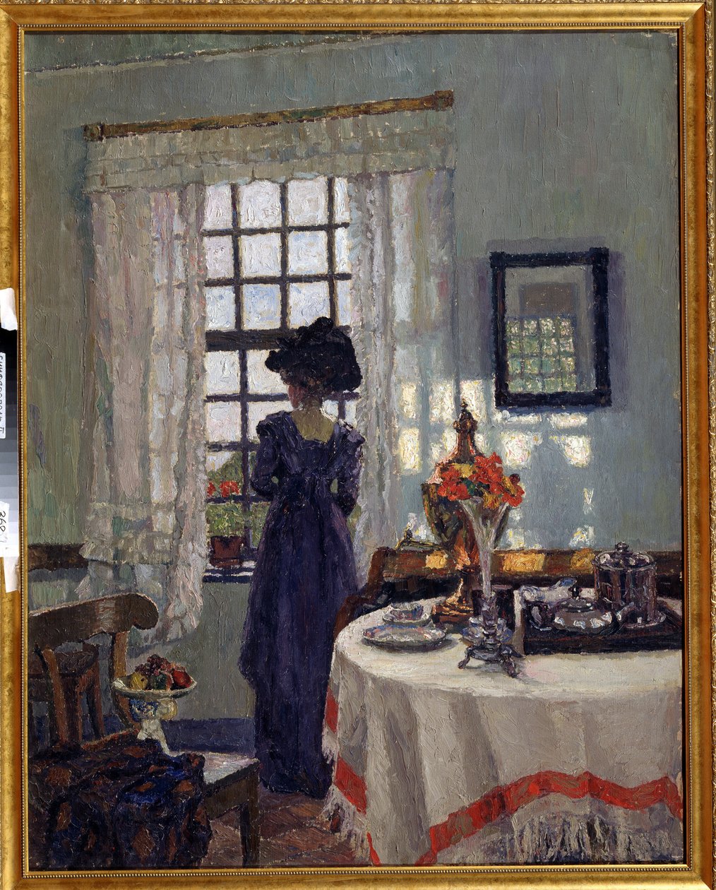 ""Jeune femme à la fenetre"" (Kvinne ved vinduet) En elegant kvinne i Belle Epoque-mote, med en stor hatt som ser ut av vinduet. Maleri av August von Brandis (1862-1947) Regionalt kunstmuseum fra det tidlige 20. århundre, Simferopol av August von Brandis